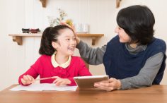 学習をリビングでする子供が増加中！最適な家具はどう選ぶ？