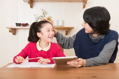 学習をリビングでする子供が増加中！最適な家具はどう選ぶ？