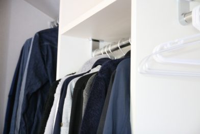 狭小スペースでもOK！収納家具に効率よく服をしまうコツとは？